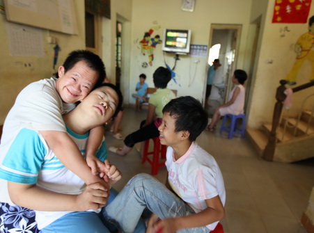 ນ້ຳໃຈກຸສົນຊ່ວຍບັນເທົ່າຄວາມເຈັບປວດ ໃຫ້ຜູ້ຖືກເຄາະຮ້າຍຈາກທາດພິດສີສົ້ມ